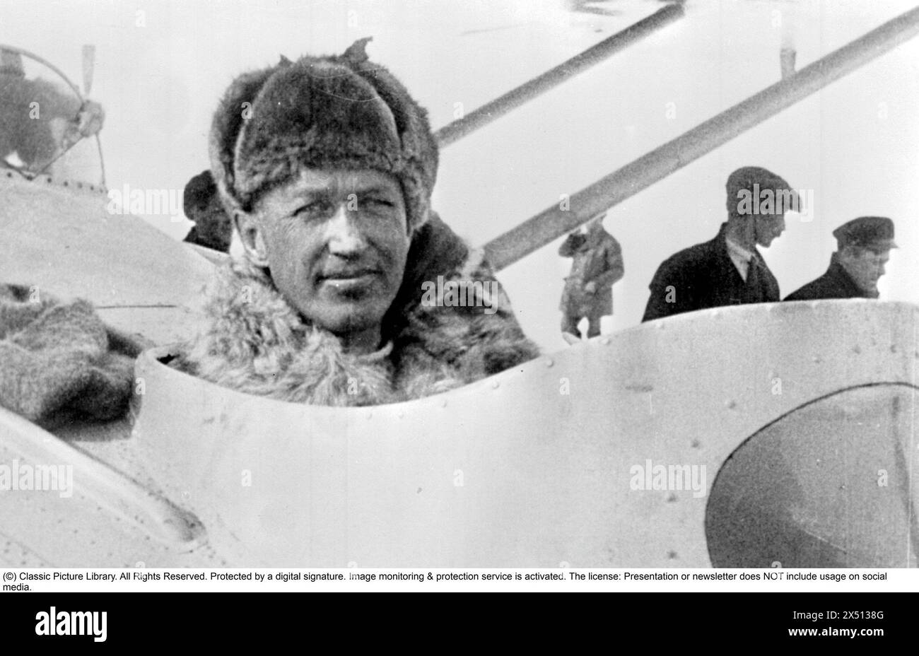 Roald Amundsen. Norwegischer Polarforscher. 1872-1928. 1925 unternahm er einen erfolglosen Versuch, den Nordpol mit dem Flugzeug zu erreichen. Im Bild: Sein Gefährte war der Amerikaner Lincoln Ellsworth und erreichte mit zwei Flugzeugen vom Typ Dornier Wal 87° 44' nördlicher Breite. Bei der Landung auf dem Eis wurde eines der Flugzeuge zerstört und die Expedition benötigte mehr als drei Wochen, um eine Start- und Landebahn für das andere Flugzeug zu bauen. Stockfoto