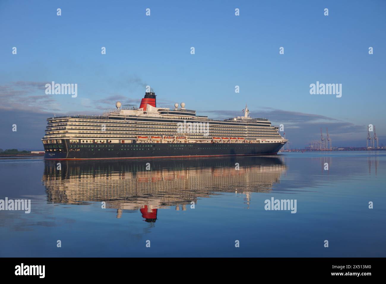 Southampton England 5. Mai 2024: Das Kreuzfahrtschiff Queen Victoria fährt in den Hafen von Southampton ein. Cunard Ozeanschiff auf Reise Stockfoto