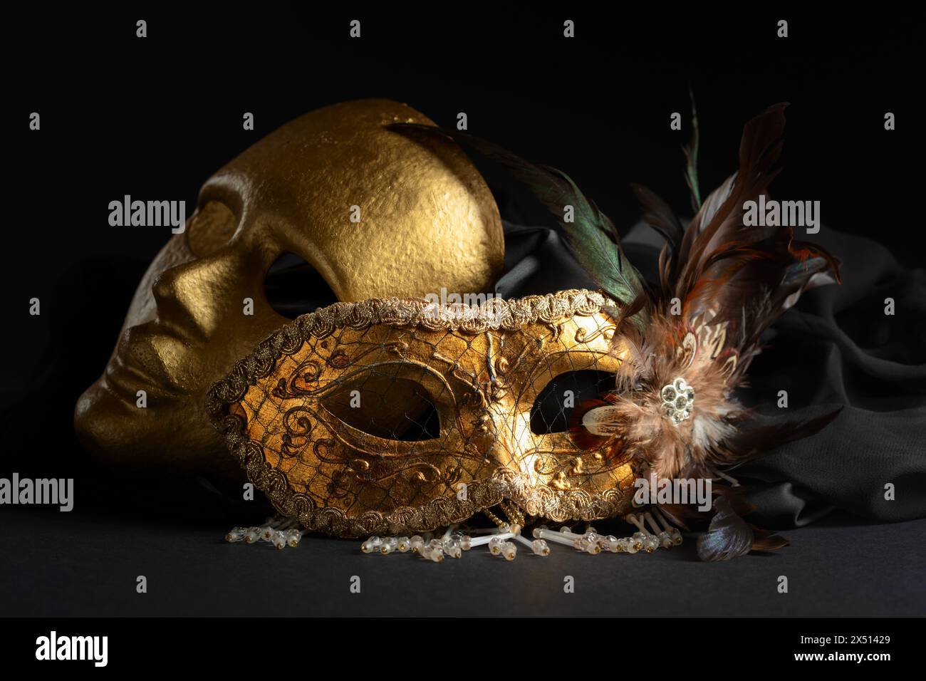 Goldene venezianische Karnevalsmasken. Vintage-Masken auf schwarzem Hintergrund. Stockfoto