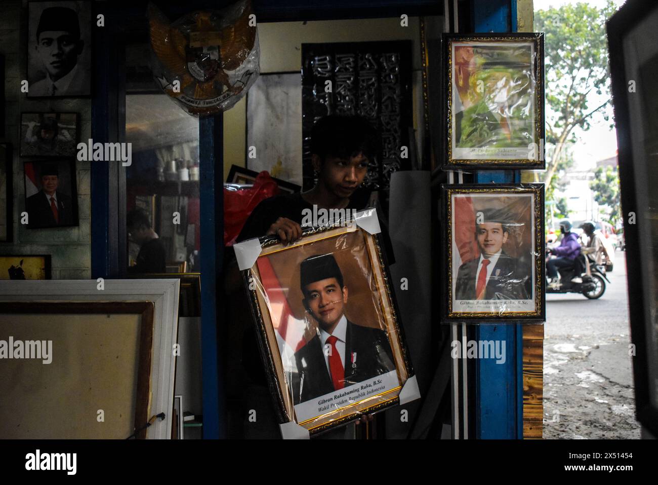 Ein Händler verkauft gerahmte Fotos des Präsidenten und Vizepräsidenten Indonesiens, der 2024-2029 am 6. Mai 2024 für die Amtszeit von Prabowo Subianto und Gibran Rakabuming Raka in Bandung, West-Java, Indonesien gewählt wurde. (Foto: Dimas Rachmatsyah/SIPA USA) Stockfoto