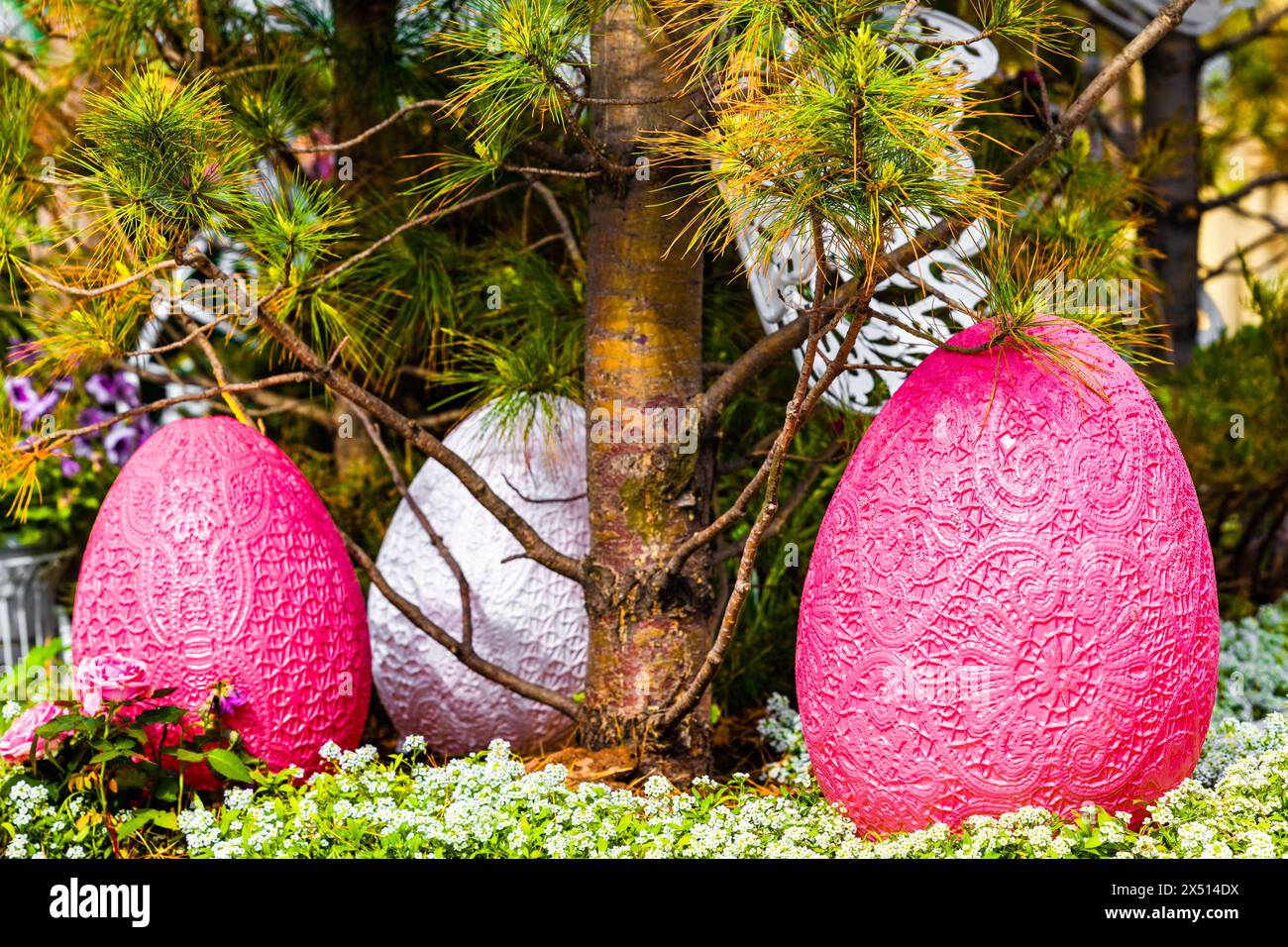 Moskau, Russland - 02. Mai 2024: Großes dekoratives Osterei unter einem Baum. Dekoriere die Stadt zu Ostern. Großes osterei Stockfoto