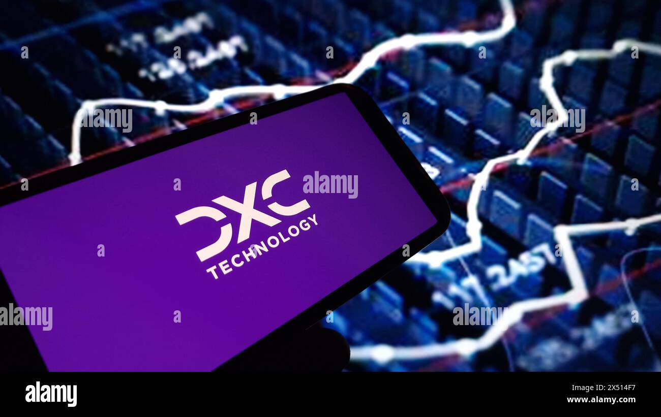 Konskie, Polen – 17. März 2024: Das Firmenlogo von DXC Technology wird auf dem Mobiltelefon angezeigt Stockfoto