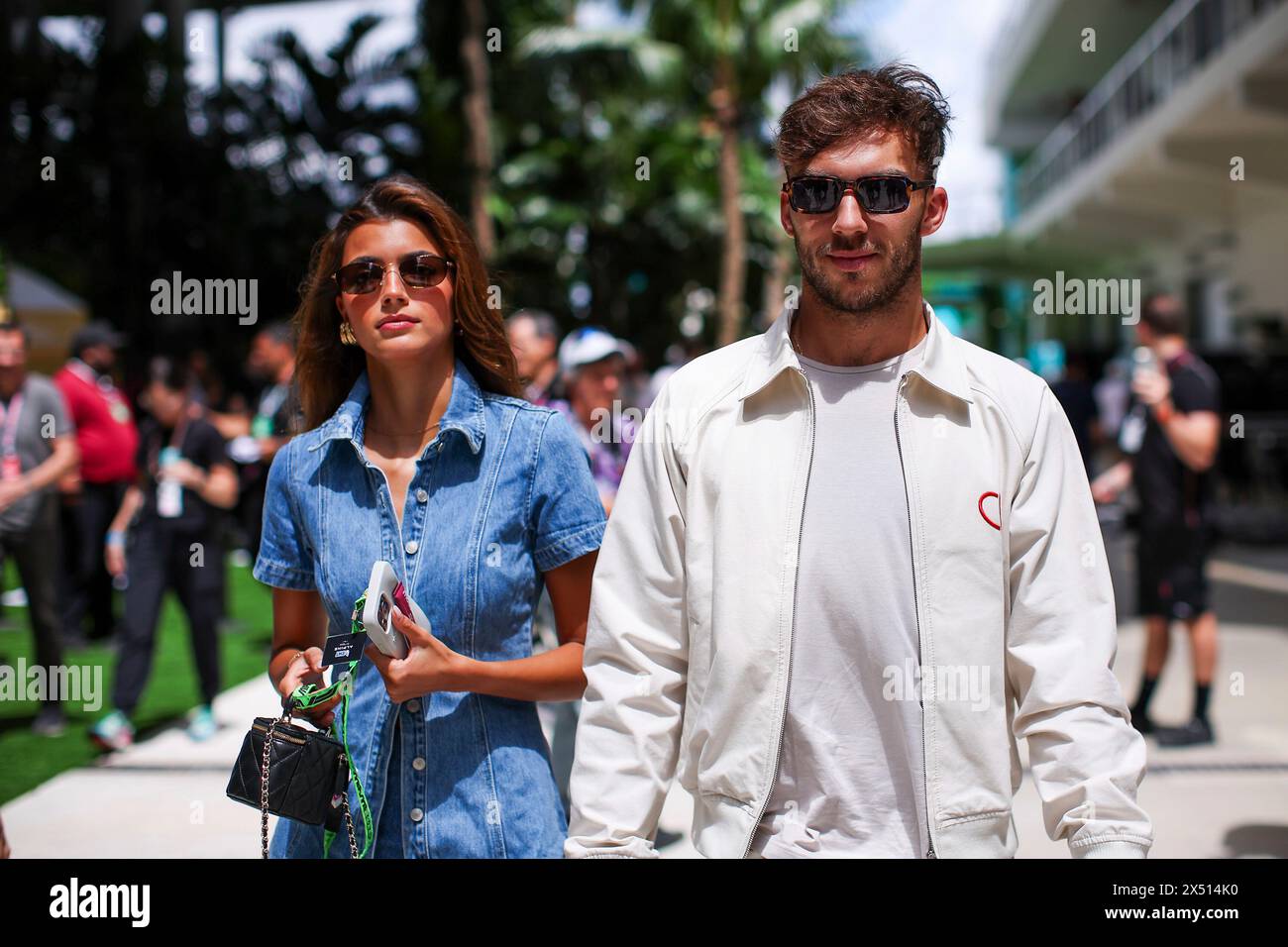 #10 Pierre Gasly (FRA, BWT Alpine F1 Team) und seine Freundin Kika Cerqueira Gomes, F1 Grand Prix von Miami am Miami International Autodrome am 5. Mai 2024 in Miami Gardens, USA. (Foto: HOCH ZWEI) Stockfoto