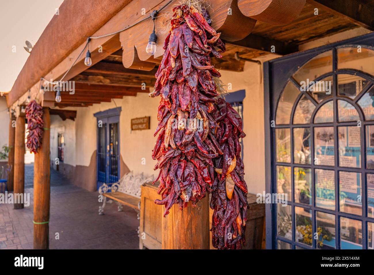 Nahaufnahme von getrockneten Chili-Paprika, genannt Ristras, die an der Holzdecke in Albuquerque New Mexico hängen. Stockfoto