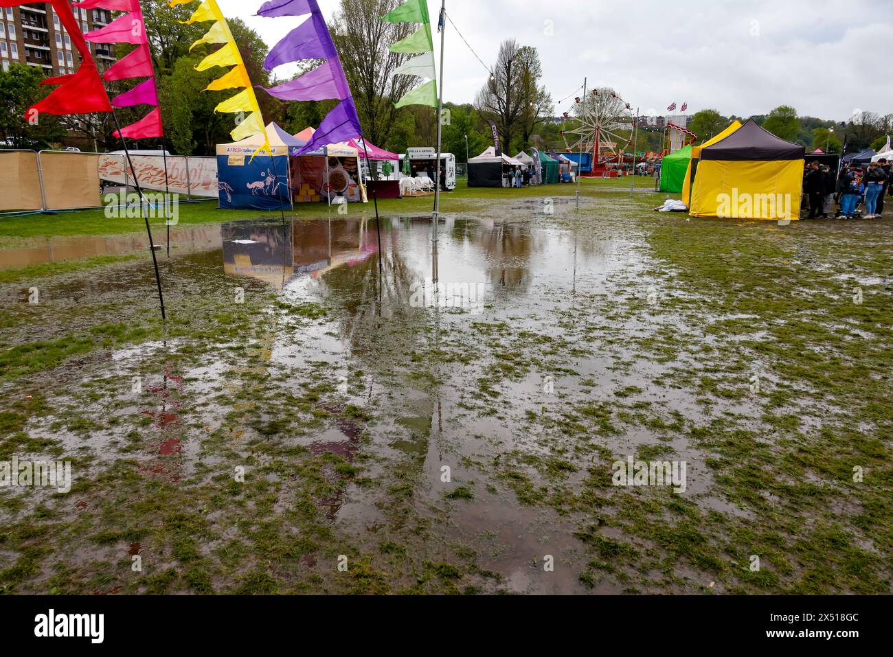 Preston Park, Brighton, Stadt Brighton & Hove, East Sussex, Großbritannien. Nach sintflutartigen Regenfällen, dem Brighton Foodies Festival 2024 (Tag 3), Preston Park, Brighton nass voraus trotz der möglichen Auswaschung. Mai 2024. David Smith Alamy Stockfoto