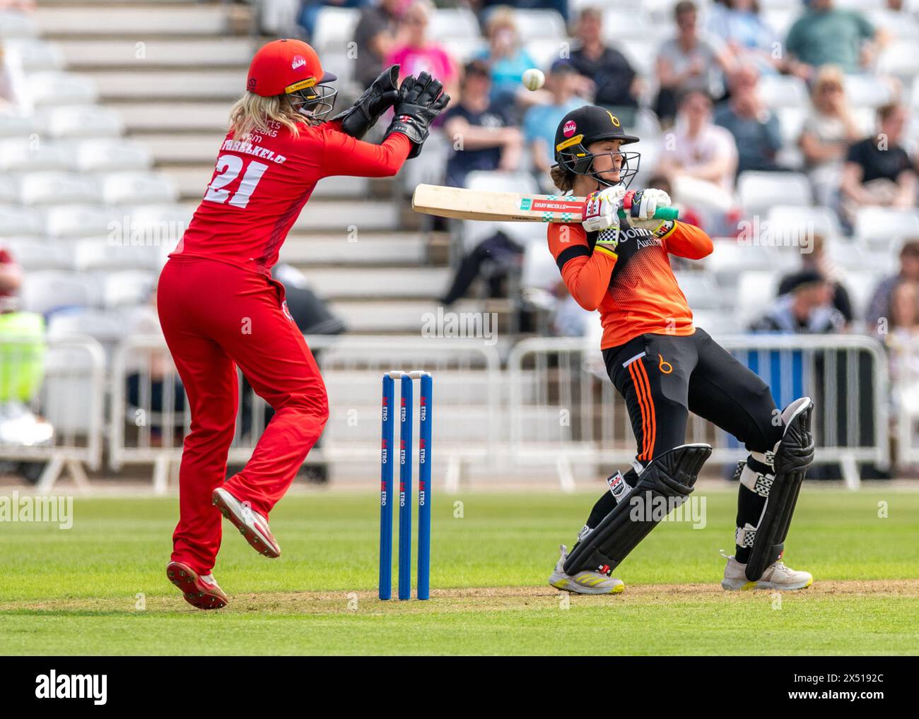 Nottingham, Vereinigtes Königreich, Trent Bridge Cricket Ground. Mai 2024. T20 der Blaze V Donner. Im Bild: Sophie Munro, der mit Elenor Threlkeld Wicket Keeper mischt. Quelle: Mark Dunn/Alamy Live News Stockfoto