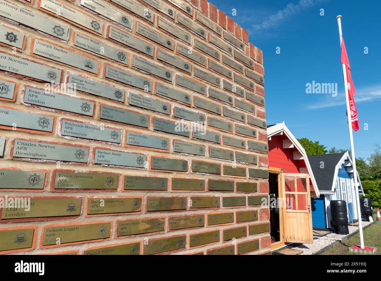 Namensschilder an der Memorial Wall bei der Enthüllung und Eröffnung des National Red Plaque Fire Service Memorial in Rettendon, Essex, Großbritannien Stockfoto