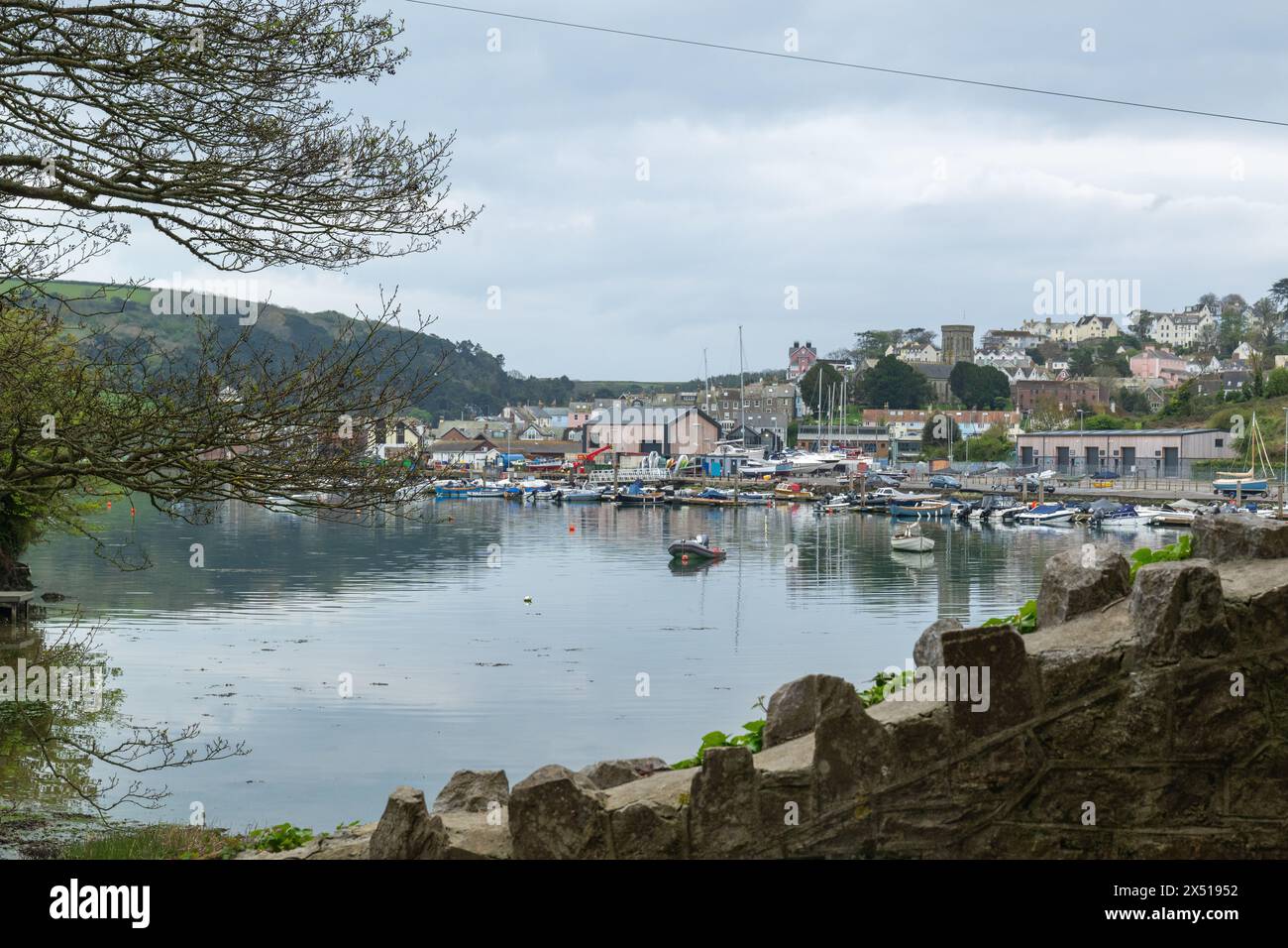 Blick auf den Hafen von Salcombe aus Meeresspiegelperspektive auf dem öffentlichen Fußweg, der zum Snapes Point führt, ruhiger Frühlingstag mit grauem Himmel. Stockfoto