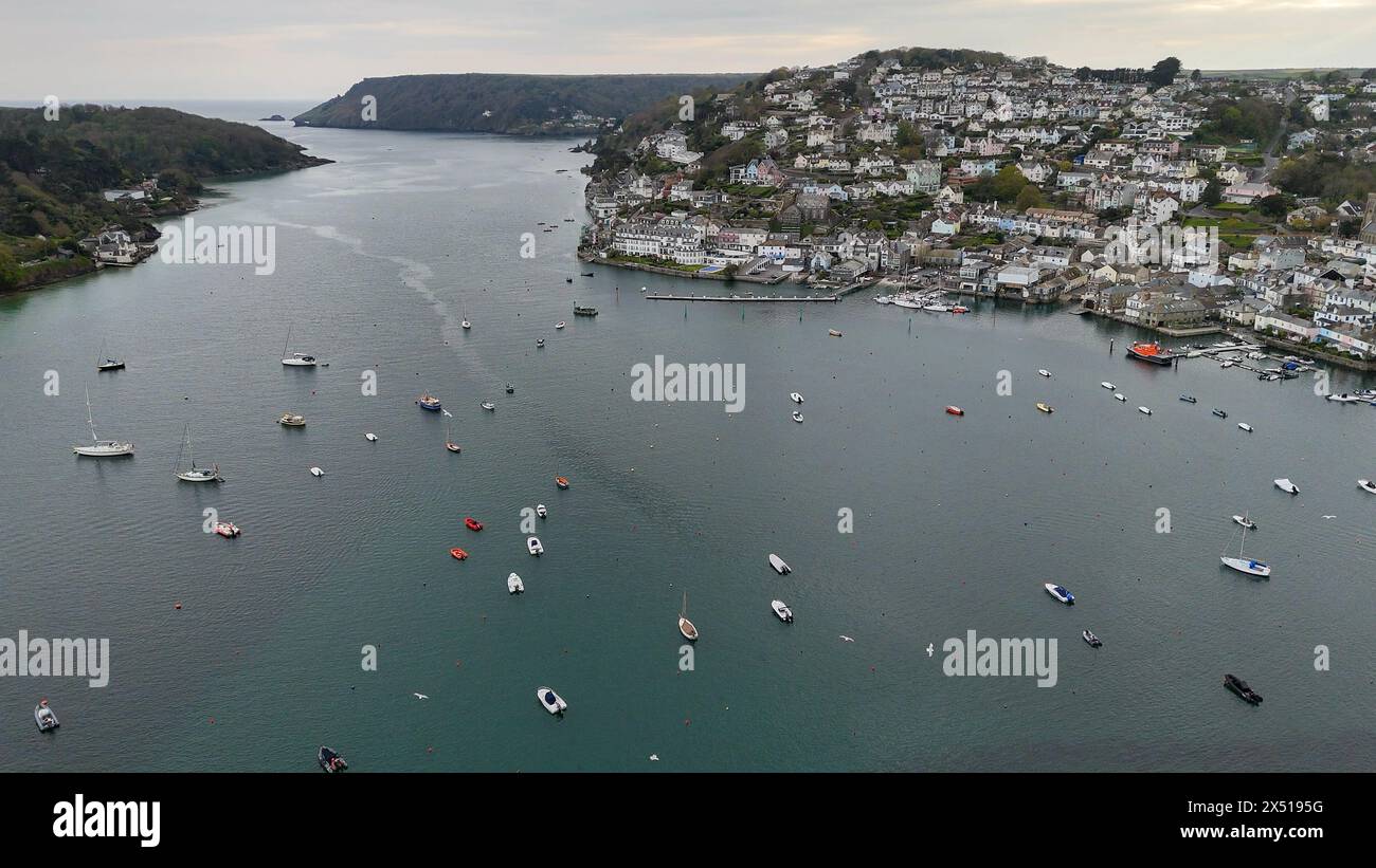 Drohne, aus der Luft, Blick auf die Stadt Salcombe mit einem Weitwinkel und East Portlemouth und Sharp Tor über die Salcombe Mündung Stockfoto