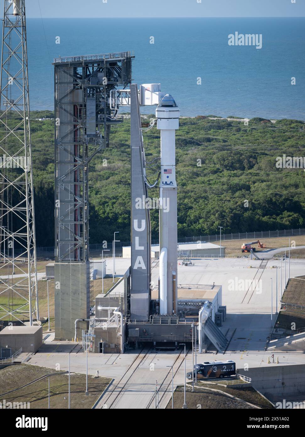 Cape Canaveral, Vereinigte Staaten von Amerika. Mai 2024. Die Boeing CST-100 Starliner-Raumsonde auf der ULA Atlas V-Rakete auf dem Space Launch Complex-41 im Kennedy Space Center, 5. Mai 2024 in Cape Canaveral, Florida. Starliner wird voraussichtlich am 6. Mai auf dem ersten bemannten Crew-Flugtest starten, der die Astronauten Butch Wilmore und Suni Williams zur Internationalen Raumstation bringt. Quelle: Joel Kowsky/NASA Photo/Alamy Live News Stockfoto