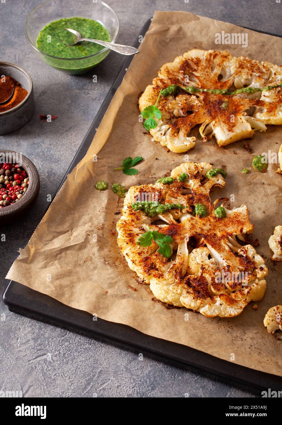 Blumenkohlsteaks mit Kräutersoße und Gewürzen. Pflanzliches Mehl Stockfoto