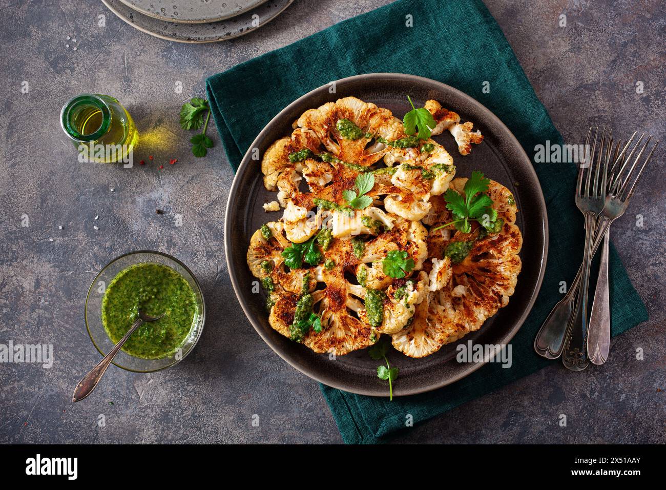 Blumenkohlsteaks mit Kräutersoße und Gewürzen. Pflanzliches Mehl Stockfoto