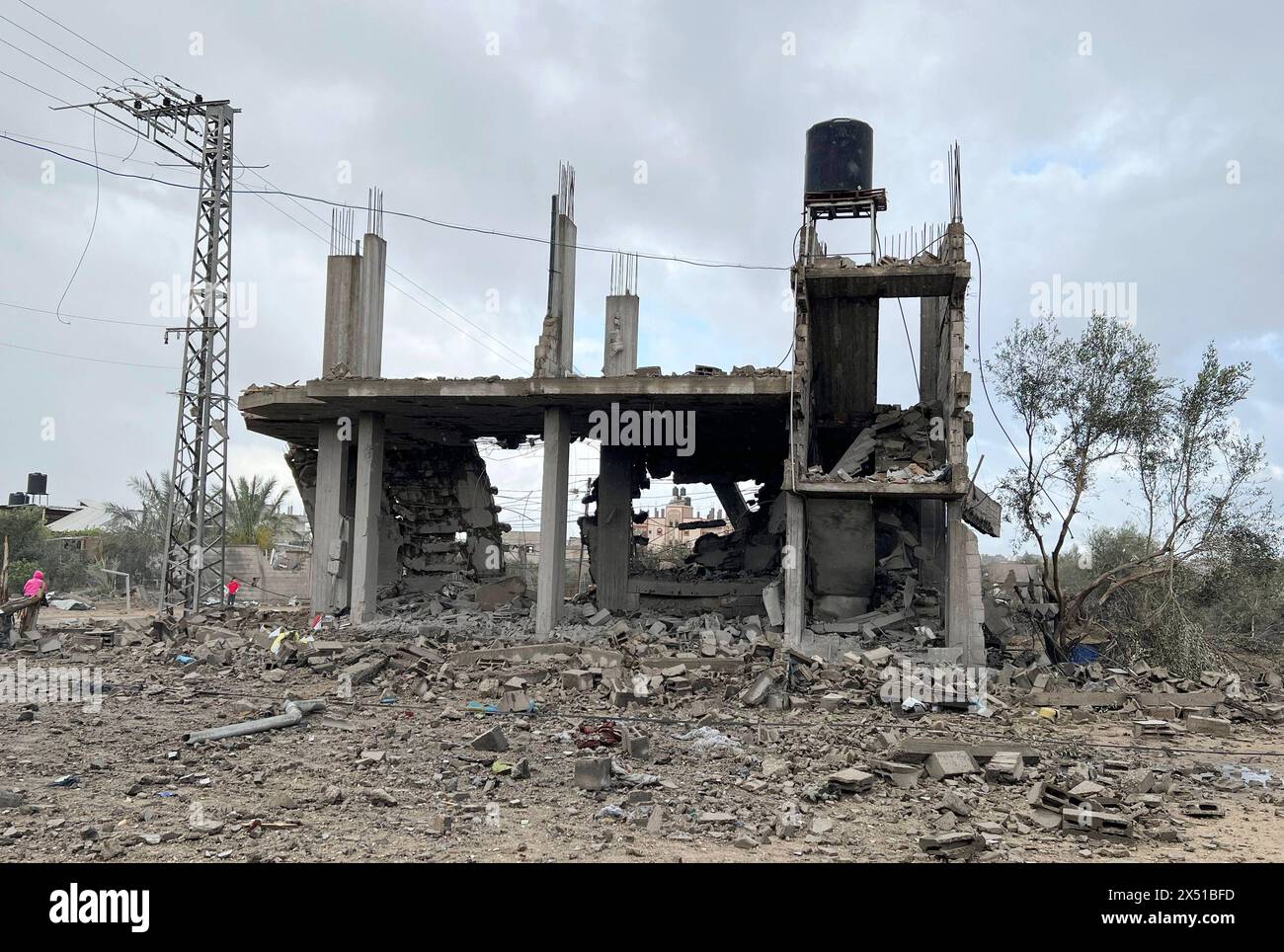 Palästinenser inspizieren ein beschädigtes Haus, nachdem israelische Kampfflugzeuge Gebäude in Rafah bombardiert hatten Palästinenser inspizieren ein beschädigtes Haus, nachdem israelische Kampfflugzeuge am 6. Mai 2024 Gebäude in Rafah bombardierten. Foto: Abdullah Abu Al-Khair apaimages Rafah Gazastreifen palästinensisches Gebiet 060524 Rafah AKH 0012 Copyright: XapaimagesxAbdullahxAbuxAl-Khairxapaimagesx Stockfoto