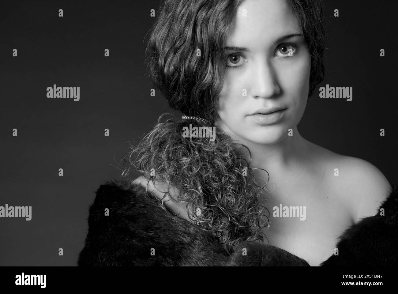 Nahaufnahme einer schönen jungen Frau mit schulterfreiem Kleid, die in die Linse schaut. USA Stockfoto