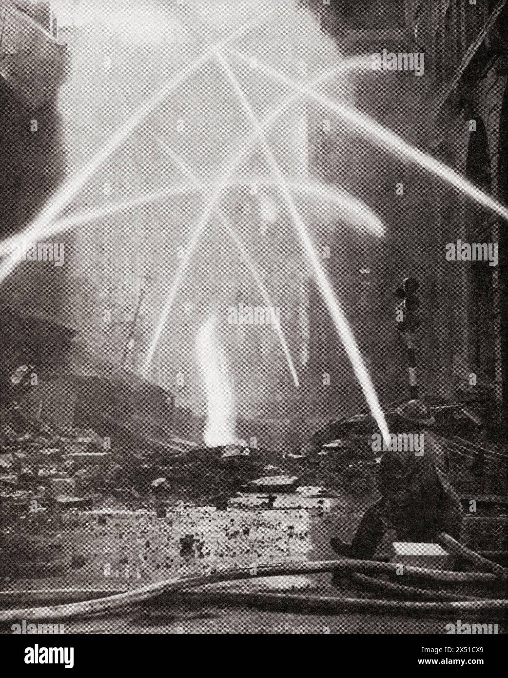 Feuerwehrmänner bekämpfen eine Stadt nach einem Bombenangriff auf London 1940 während des Zweiten Weltkriegs. Aus dem Krieg in Bildern, 2. Jahr. Stockfoto