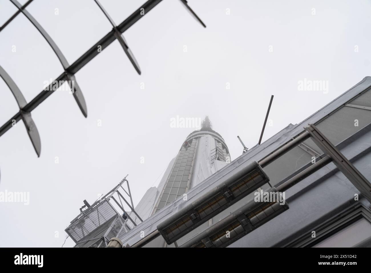 Ein Mann steigt am 6. Mai 2024 von der Spitze des Empire State Building ab, als ihre Königliche Hoheit Prinzessin Beatrice von York das Empire State Building in New York anzündet Stockfoto
