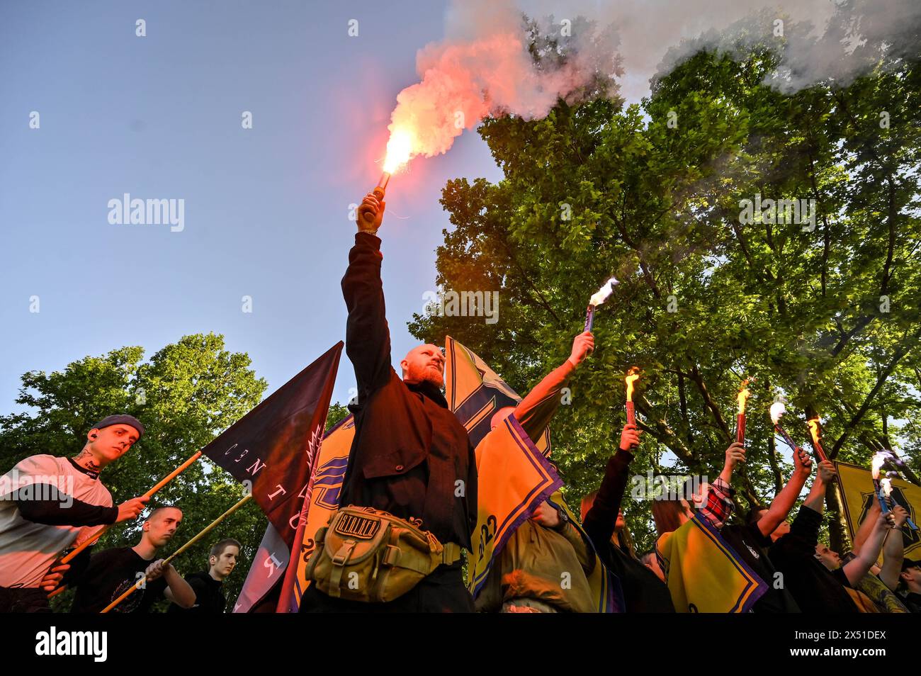 Nicht exklusiv: ZAPORIZHZHIA, UKRAINE - 5. MAI 2024 - die Menschen halten während einer Kundgebung zum 10. Jahrestag der 12. Asow-Angriffsbrigge Fackeln ab Stockfoto