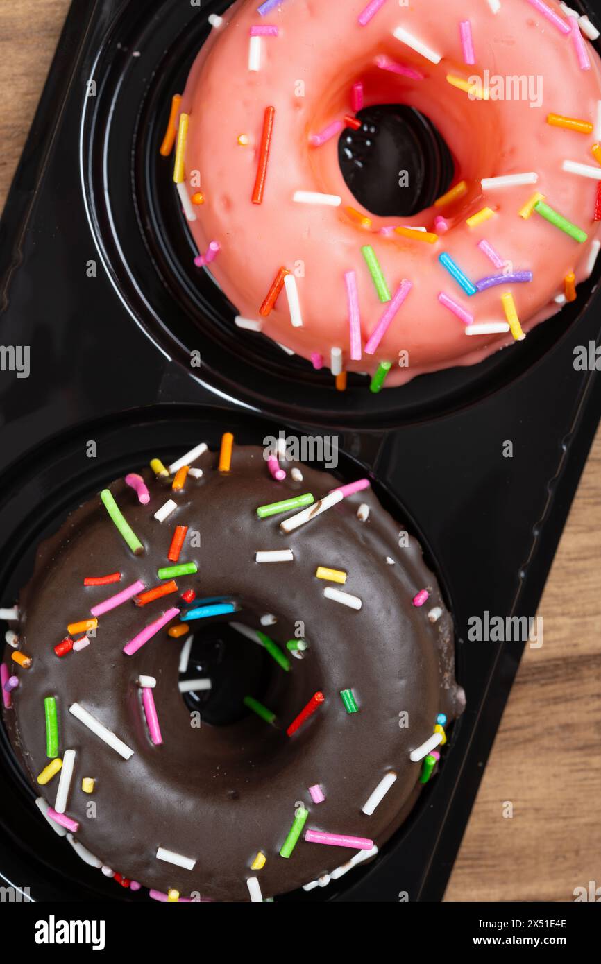Draufsicht Süße Donuts vertikale Zusammensetzung Stockfoto