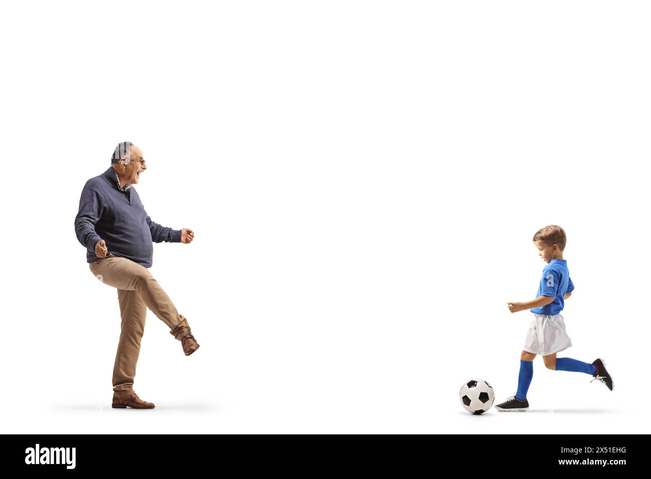 Reifer Mann spielt Fußball mit einem Kind isoliert auf weißem Hintergrund Stockfoto