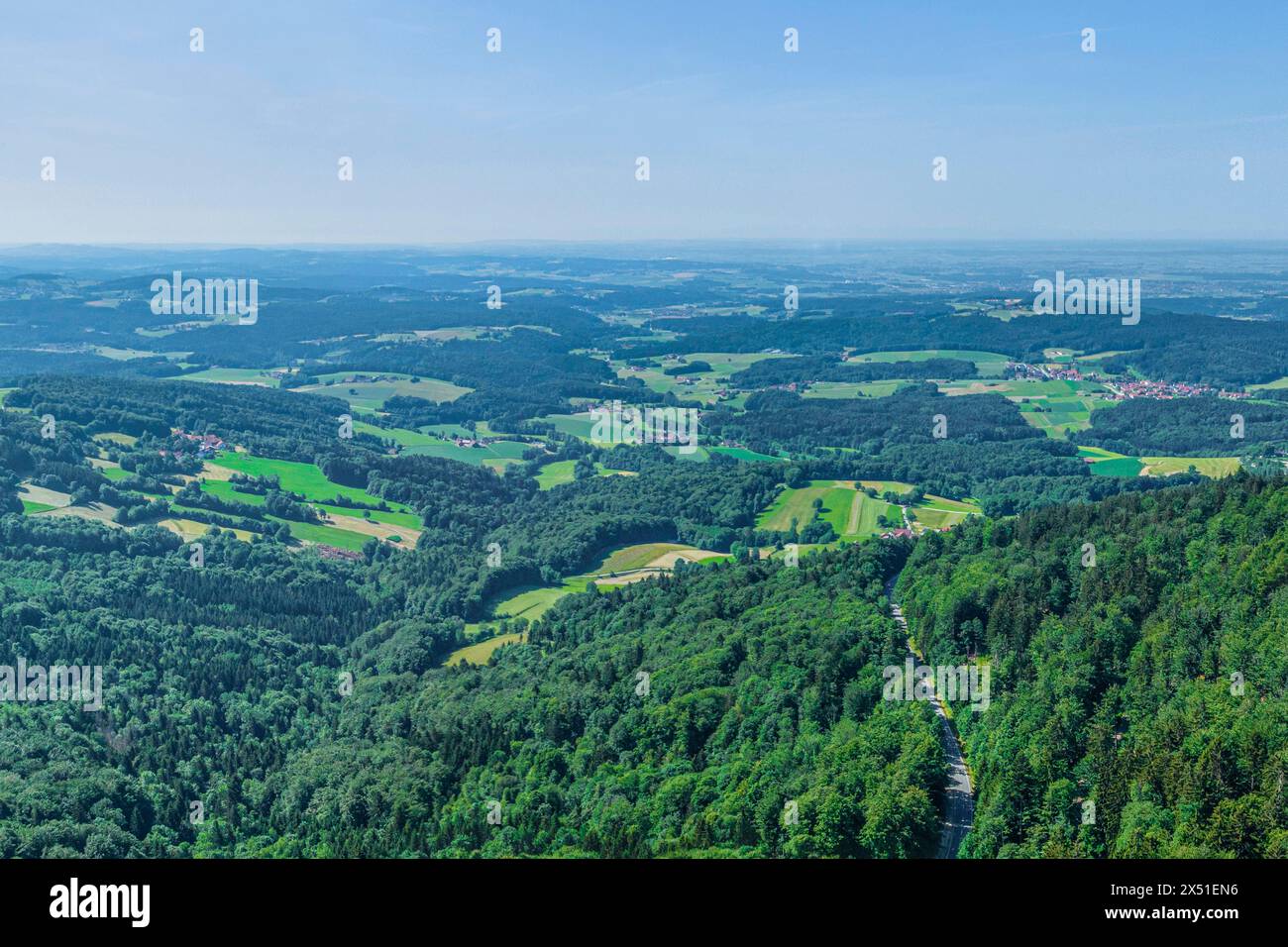 Ausblick auf den Vorderen Bayerwald rund um die Rusel bei Deggendorf Sommerliche Natur im Bayerischen Wald rund um den Golfplatz bei Schaufling Rusel Stockfoto