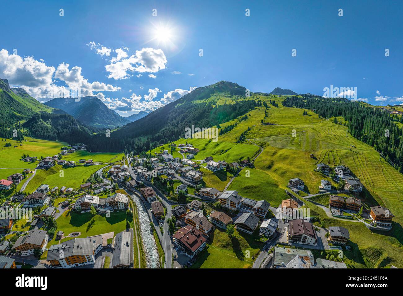 Ausblick auf Lech am Arlberg an einem sonnigen Spätnachmittag im Sommer Lech am Arlberg, alpines Urlaubsziel in West-Österreich im Somm Lech am Arlber Stockfoto