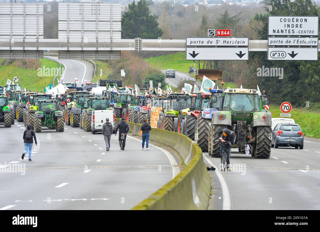 Frankreich - Nantes , le jeudi 1 février 2024. Pont de Cheviré - les agriculteurs manifestent pour leurs conditions de travail et bloquent le pont de Cheviré à Nantes. FNG Stockfoto