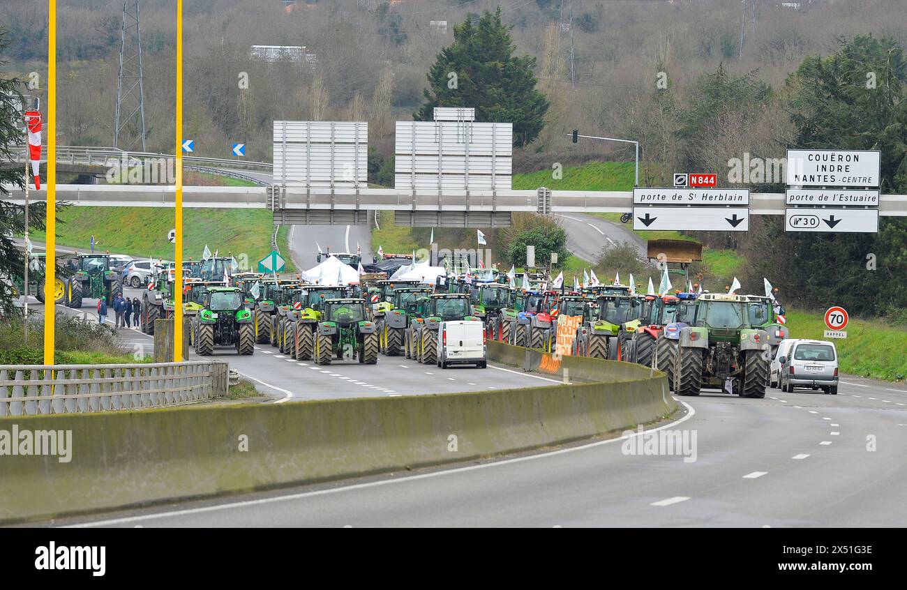 Frankreich - Nantes , le jeudi 1 février 2024. Pont de Cheviré - les agriculteurs manifestent pour leurs conditions de travail et bloquent le pont de Cheviré à Nantes. FNG Stockfoto