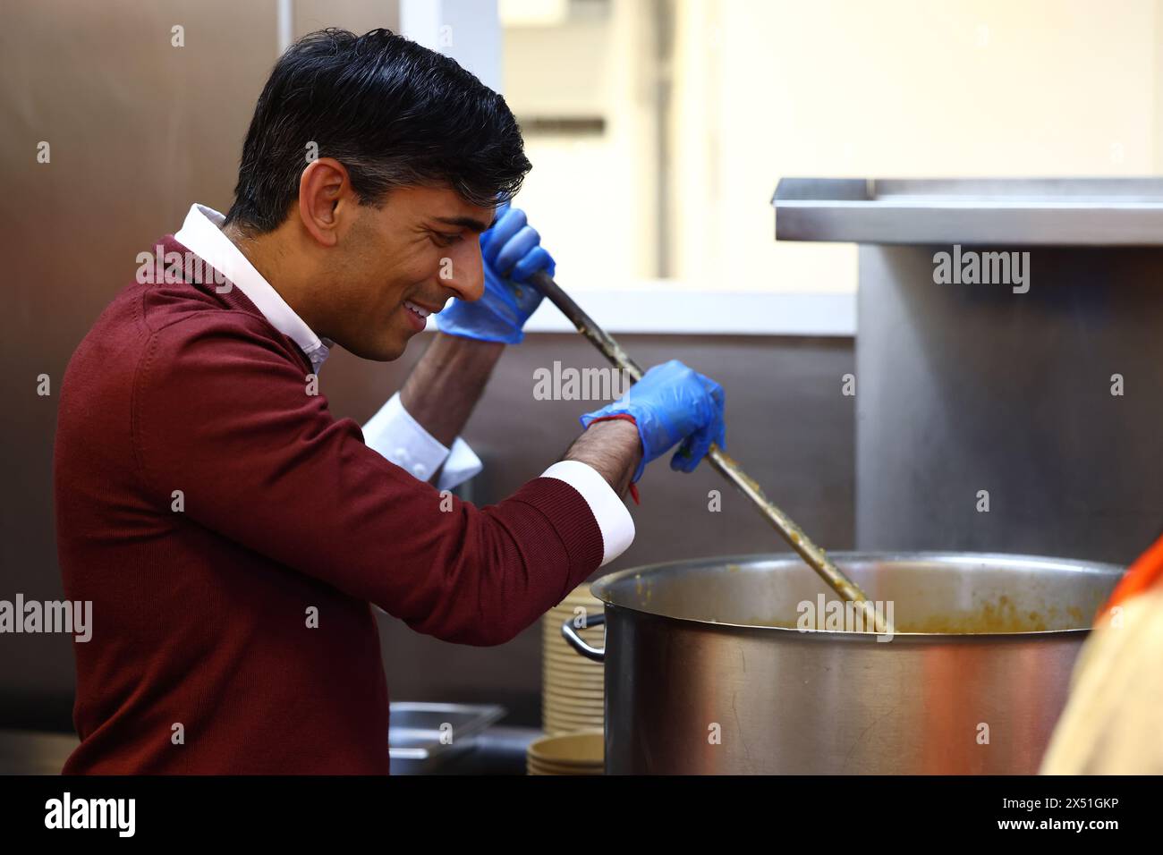 Premierminister Rishi Sunak rührt einen Topf in der Küche während eines Besuchs in OmNom, einem Restaurant und Gemeindezentrum im Norden Londons. Bilddatum: Montag, 6. Mai 2024. Stockfoto