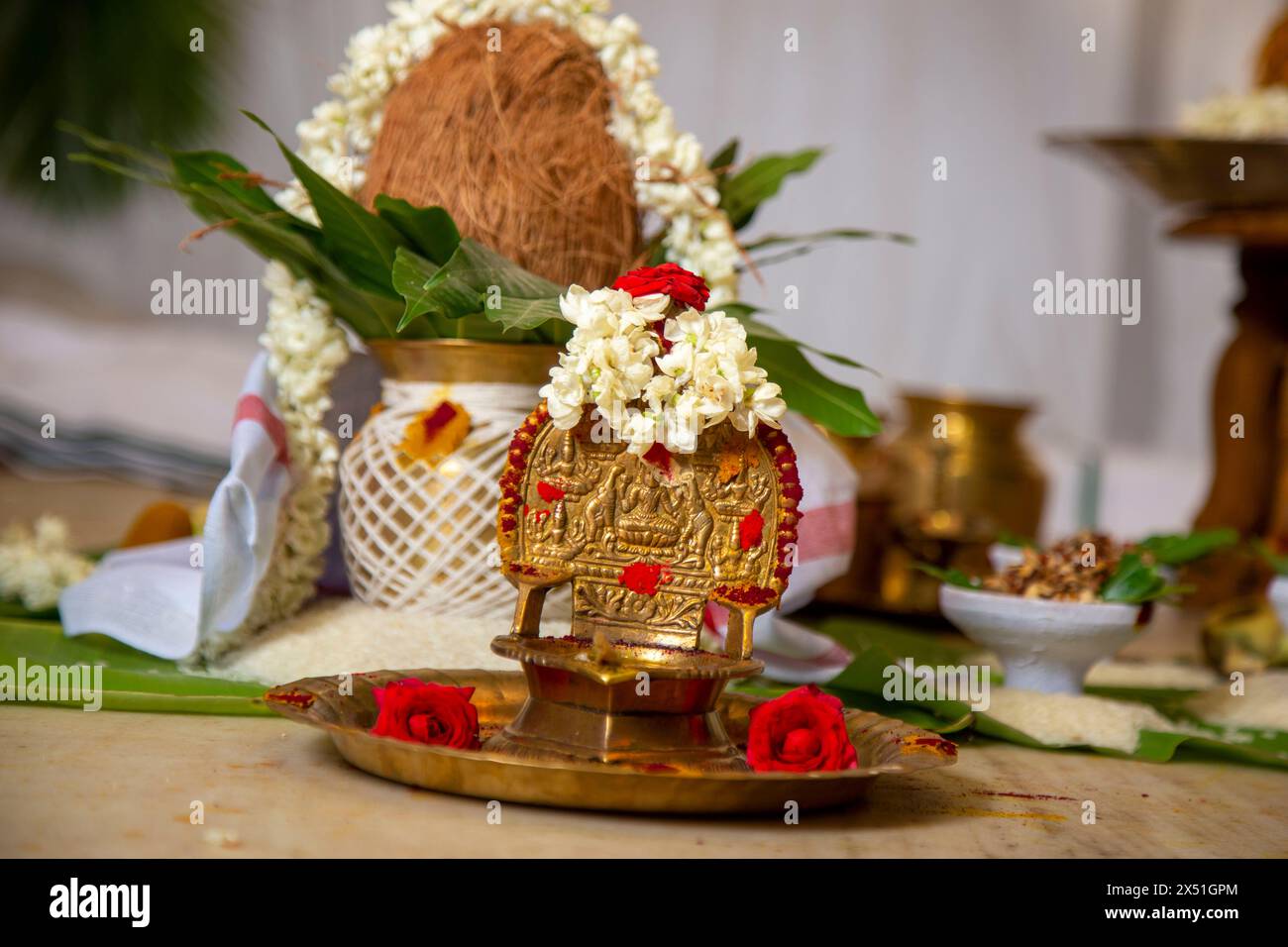 Tamil-Hochzeitsbühne. Südindisches traditionelles pooja-Lamm (kamatchi vilaku) mit Hochzeitshintergrund. Stockfoto
