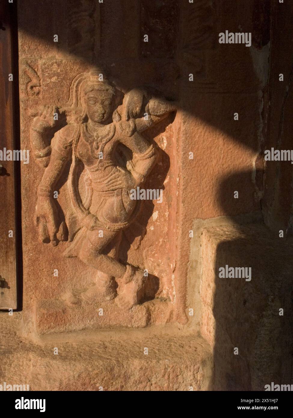 Geschnitzte Diebe am Eingang des Hindu-Tempels in Hampi, Karnataka, Indien. Stockfoto