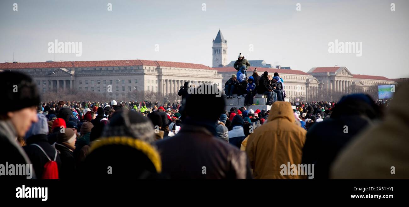 In der Nähe des World war II Memorial versammeln sich Menschenmassen, um den 56. Eröffnungszeremonien in Washington D.C. zuzuhören und zu beobachten Stockfoto