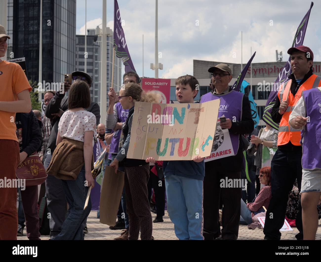 Birmingham, Großbritannien, 6. Mai 2024. Rund 500 Demonstranten und Gewerkschaften versammeln sich auf dem Centenary Square Birmingham, um der „kommunalen Verwüstung“ zu widerstehen. Aktivisten und Demonstranten fordern ein Ende der Haushaltskürzungen des rates, die die Zukunft der öffentlichen Dienste und der Künste in den Regionen gefährdet haben. Lokale Niederlassungen von Unison, die National Education Union und Equity gehörten zu den Förderern der Kampagne. Quelle: Tony Nolan/Alamy Live News Stockfoto