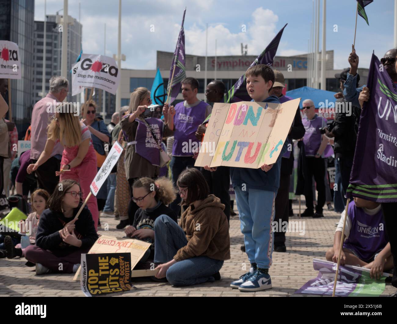 Birmingham, Großbritannien, 6. Mai 2024. Rund 500 Demonstranten und Gewerkschaften versammeln sich auf dem Centenary Square Birmingham, um der „kommunalen Verwüstung“ zu widerstehen. Aktivisten und Demonstranten fordern ein Ende der Haushaltskürzungen des rates, die die Zukunft der öffentlichen Dienste und der Künste in den Regionen gefährdet haben. Lokale Niederlassungen von Unison, die National Education Union und Equity gehörten zu den Förderern der Kampagne. Quelle: Tony Nolan/Alamy Live News Stockfoto