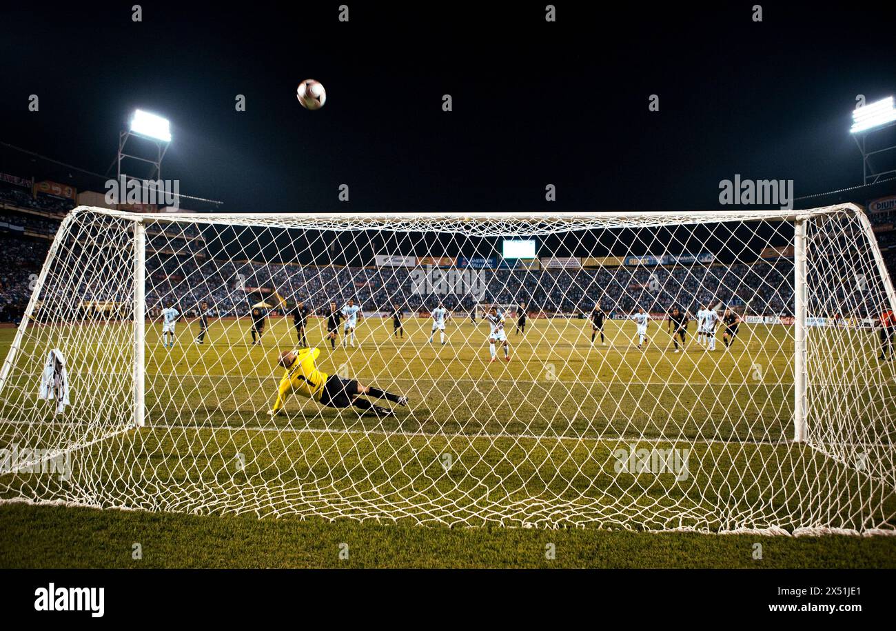 Carlos Pavon aus Honduras verpasst einen Freistoß, um das Spiel zu binden. Stockfoto