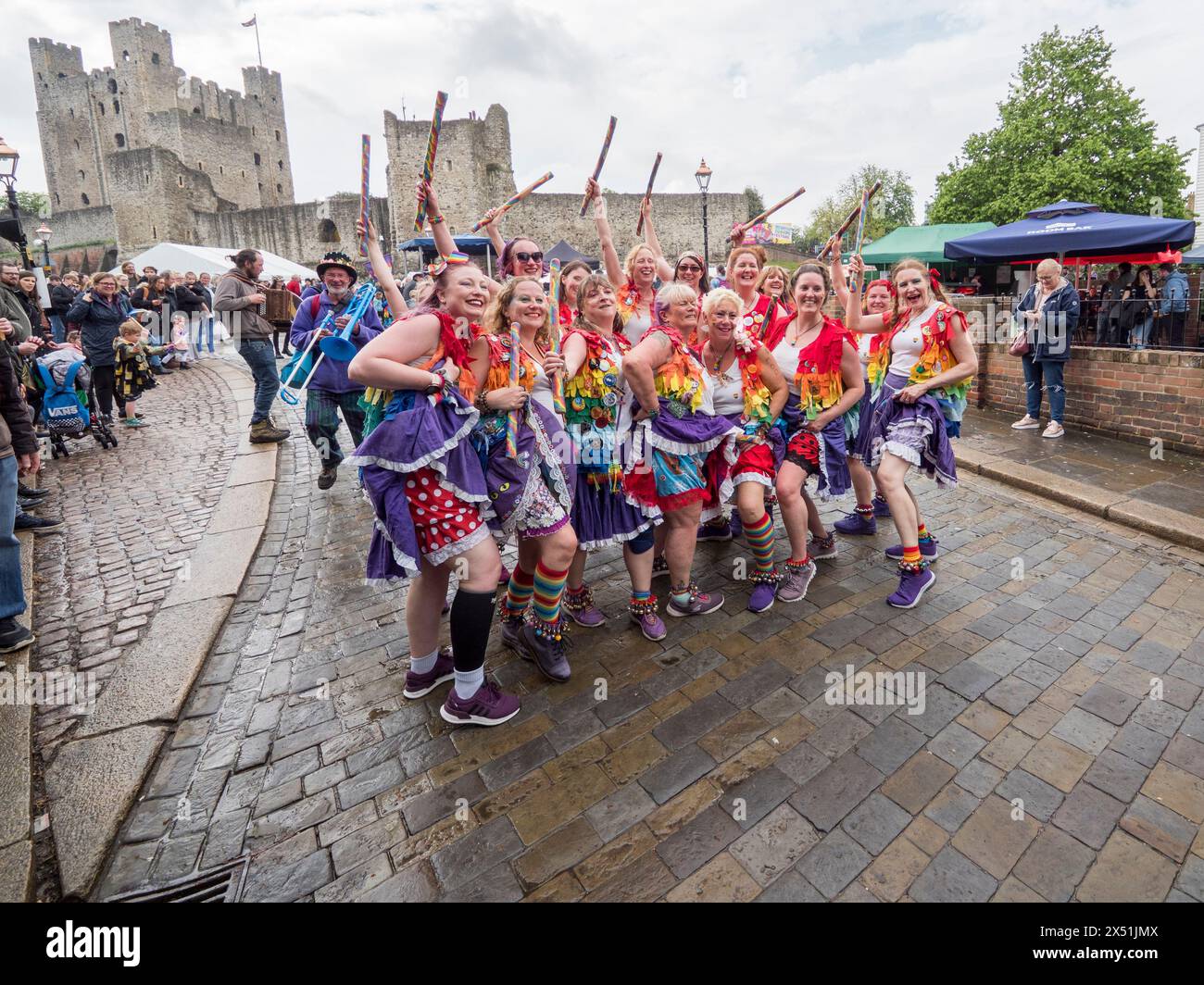 Rochester, Kent, Großbritannien. Mai 2024. Jährliches Rochester Sweeps Festival in Kent - Regen führt zu einer geringeren Besucherzahl als sonst, aber die Sonne brach in letzter Minute durch die Wolken, um 15 Uhr die Sweeps Parade durch die Hauptstraße. Bild: Loose Women Morris Side hat Spaß. Quelle: James Bell/Alamy Live News Stockfoto