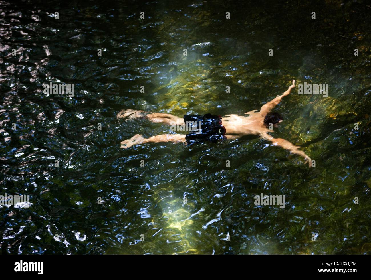 Zusammenfassung eines schwimmenden Mannes Stockfoto