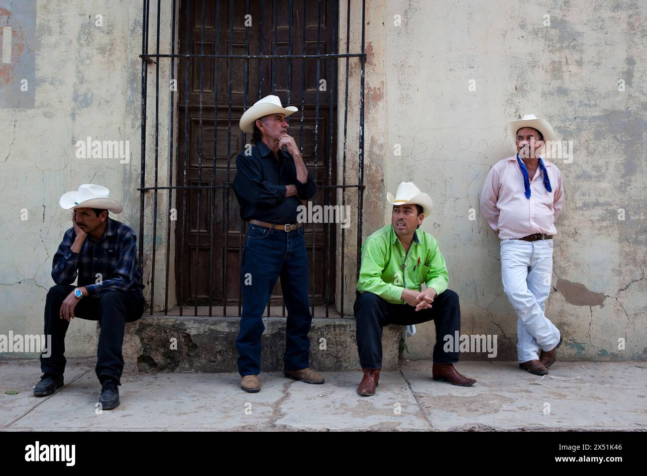 Mexikanische Männer mit Cowboyhüten hängen ab Stockfoto