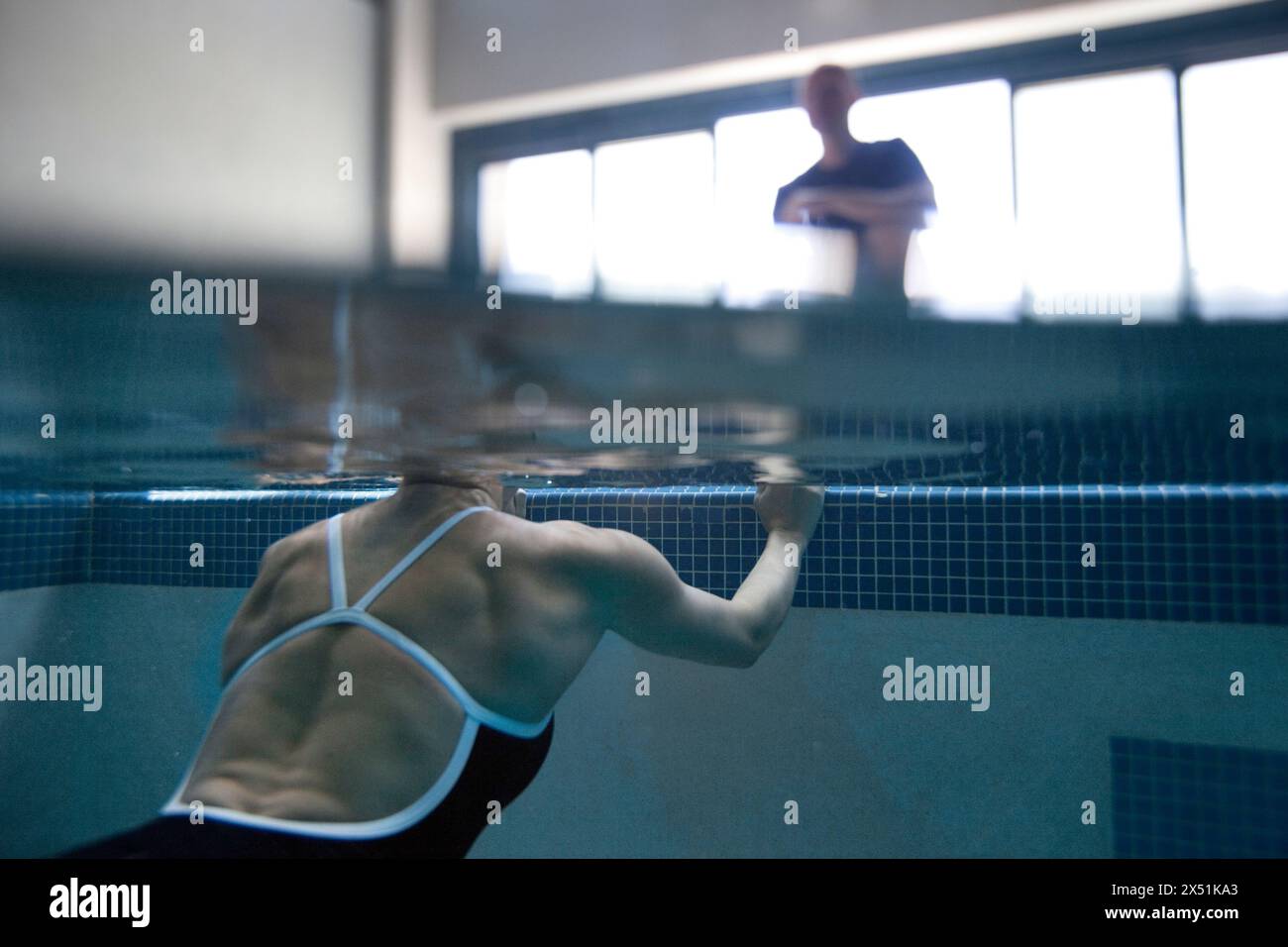 Weibliche Schwimmerin trainiert in einem Pool Stockfoto