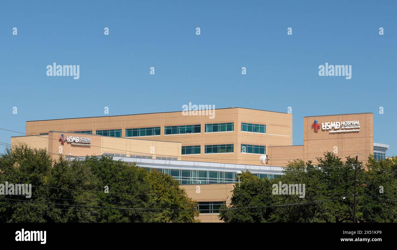 Arlington, Texas - 16. Oktober 2023: Das USMD Hospital in Arlington liegt zentral im DFW-Metroplex und ist Teil von Optum. Stockfoto