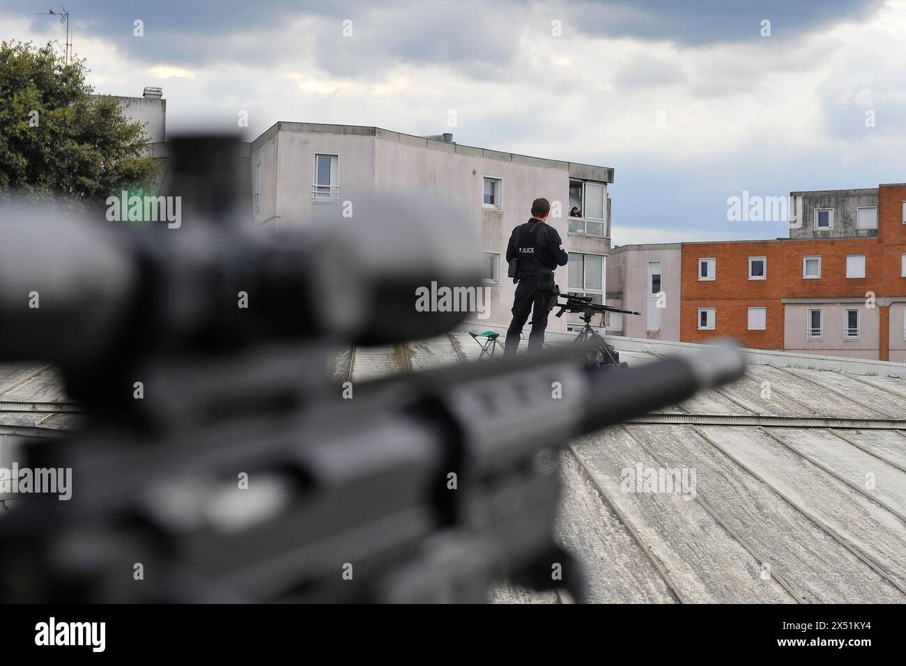 Frankreich - Le Mans, Le mercredi 8. mai 2017. Les tireurs haute précision du Pool Omega du RAID - Police nationale - armés de leurs fusils PGM Ultima Ratio sécurisent un déplacement du Premier Ministry. FNG Stockfoto