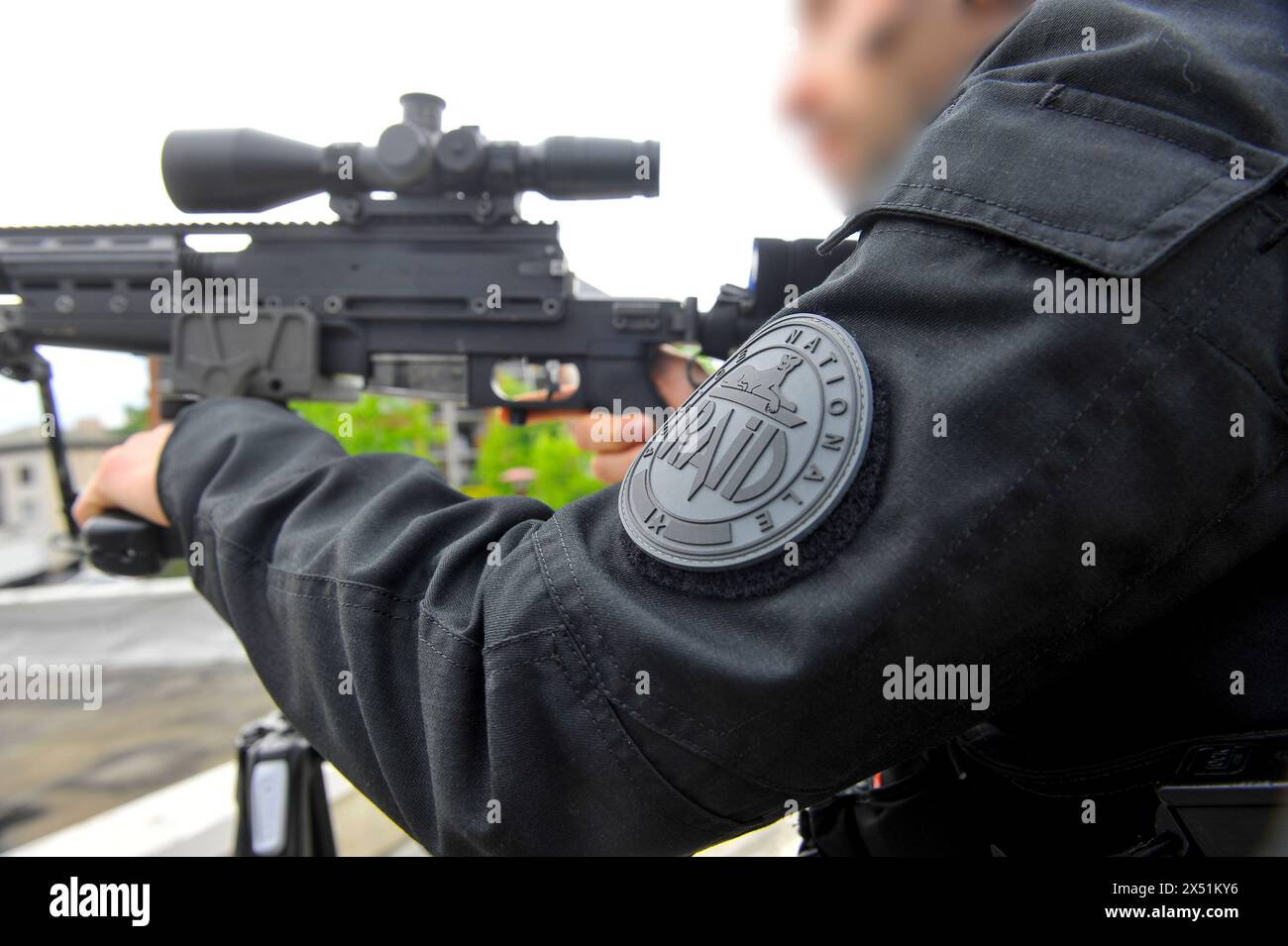 Frankreich - Le Mans, Le mercredi 8. mai 2017. Les tireurs haute précision du Pool Omega du RAID - Police nationale - armés de leurs fusils PGM Ultima Ratio sécurisent un déplacement du Premier Ministry. FNG Stockfoto