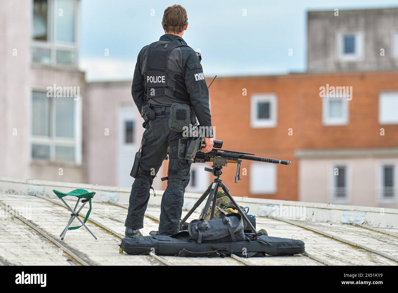 Frankreich - Le Mans, Le mercredi 8. mai 2017. Les tireurs haute précision du Pool Omega du RAID - Police nationale - armés de leurs fusils PGM Ultima Ratio sécurisent un déplacement du Premier Ministry. FNG Stockfoto