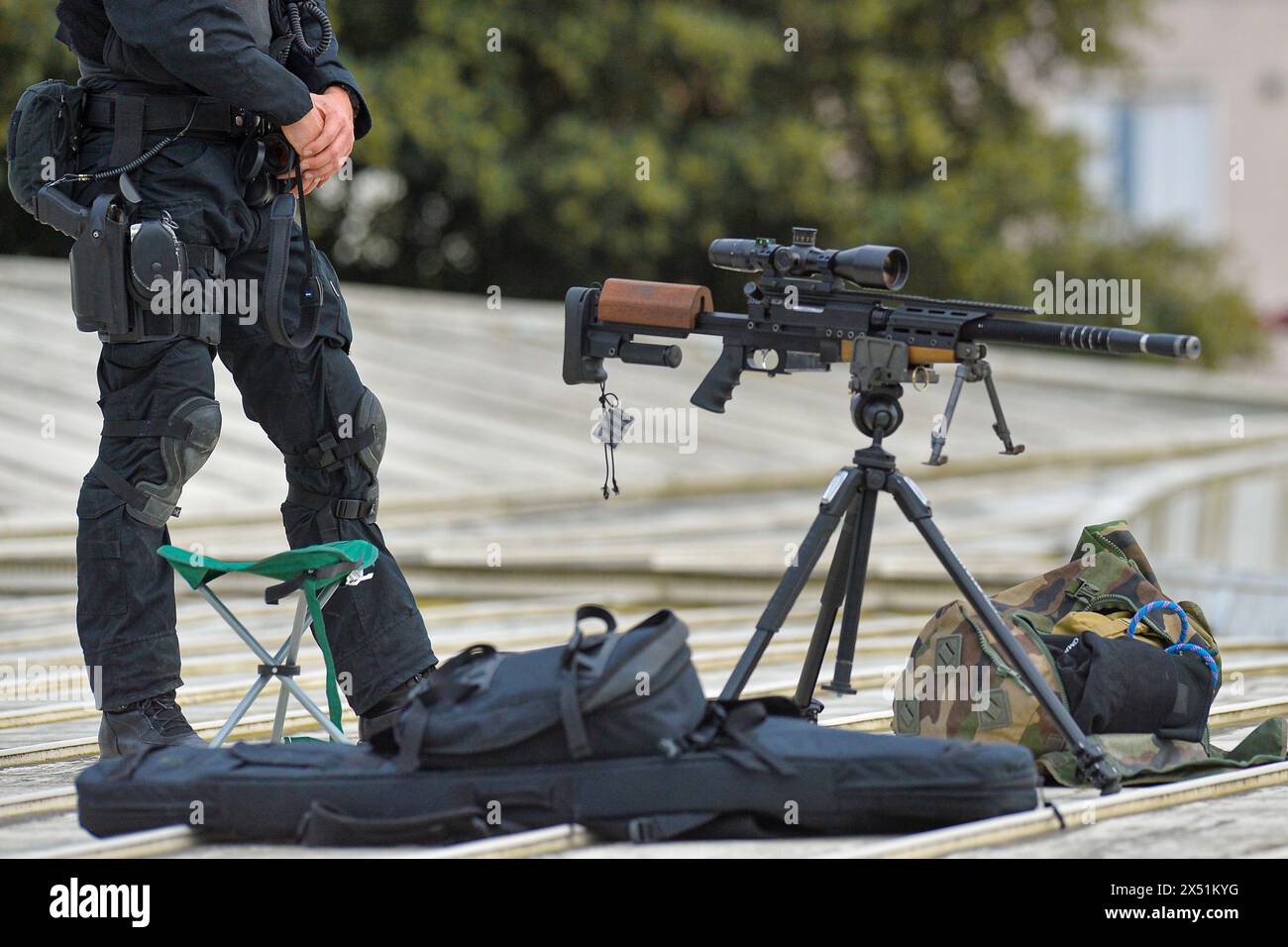 Frankreich - Le Mans, Le mercredi 8. mai 2017. Les tireurs haute précision du Pool Omega du RAID - Police nationale - armés de leurs fusils PGM Ultima Ratio sécurisent un déplacement du Premier Ministry. FNG Stockfoto