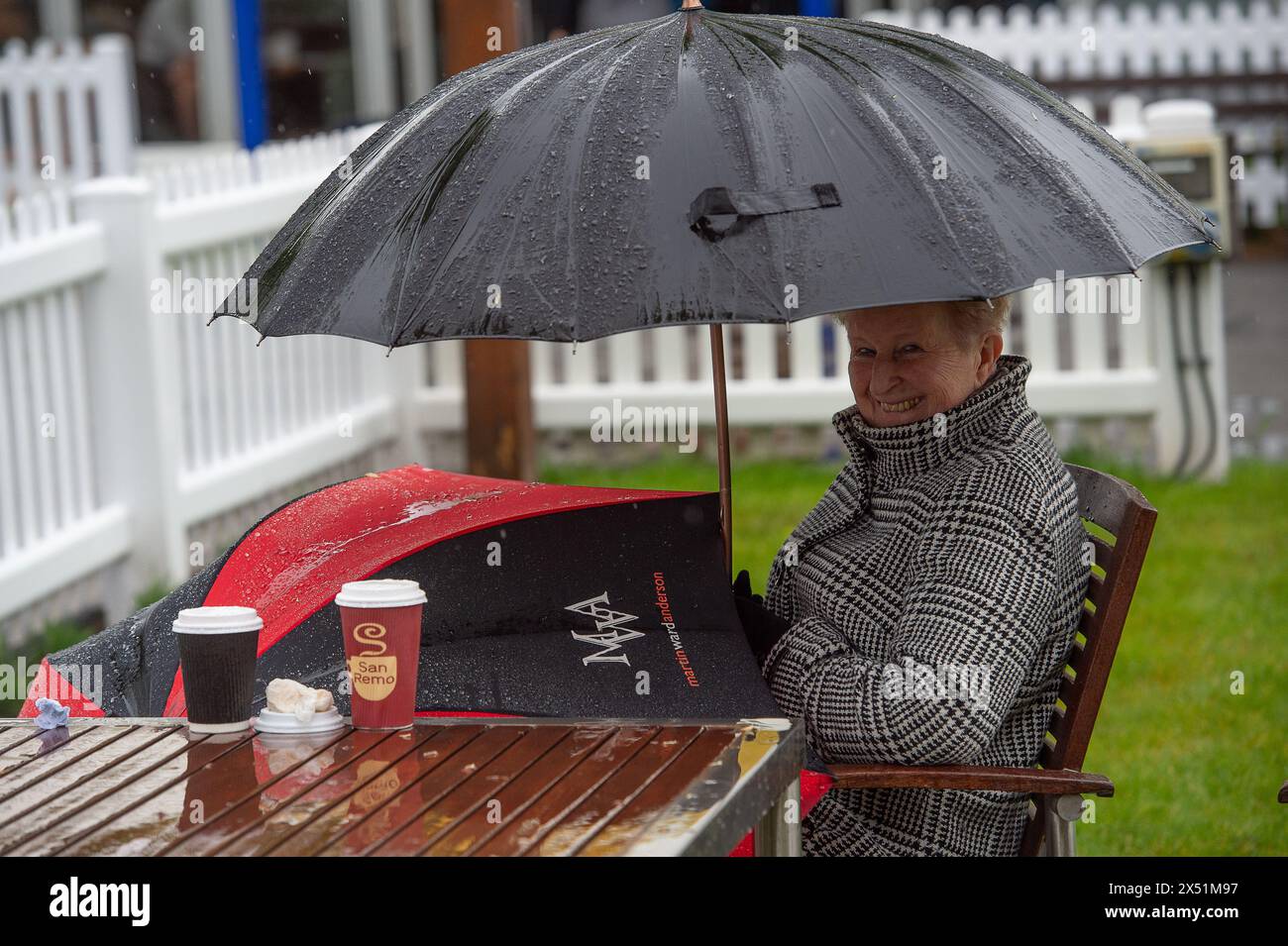 Windsor, Berkshire, Großbritannien. Mai 2024. Die Rennfahrer ließen sich nicht von starkem Regen abhalten, dass sie ihren Tag am Bank Holiday Monday Family Raceday auf der Royal Windsor Racecourse in Windsor, Berkshire, genießen. Quelle: Maureen McLean/Alamy Live News Stockfoto