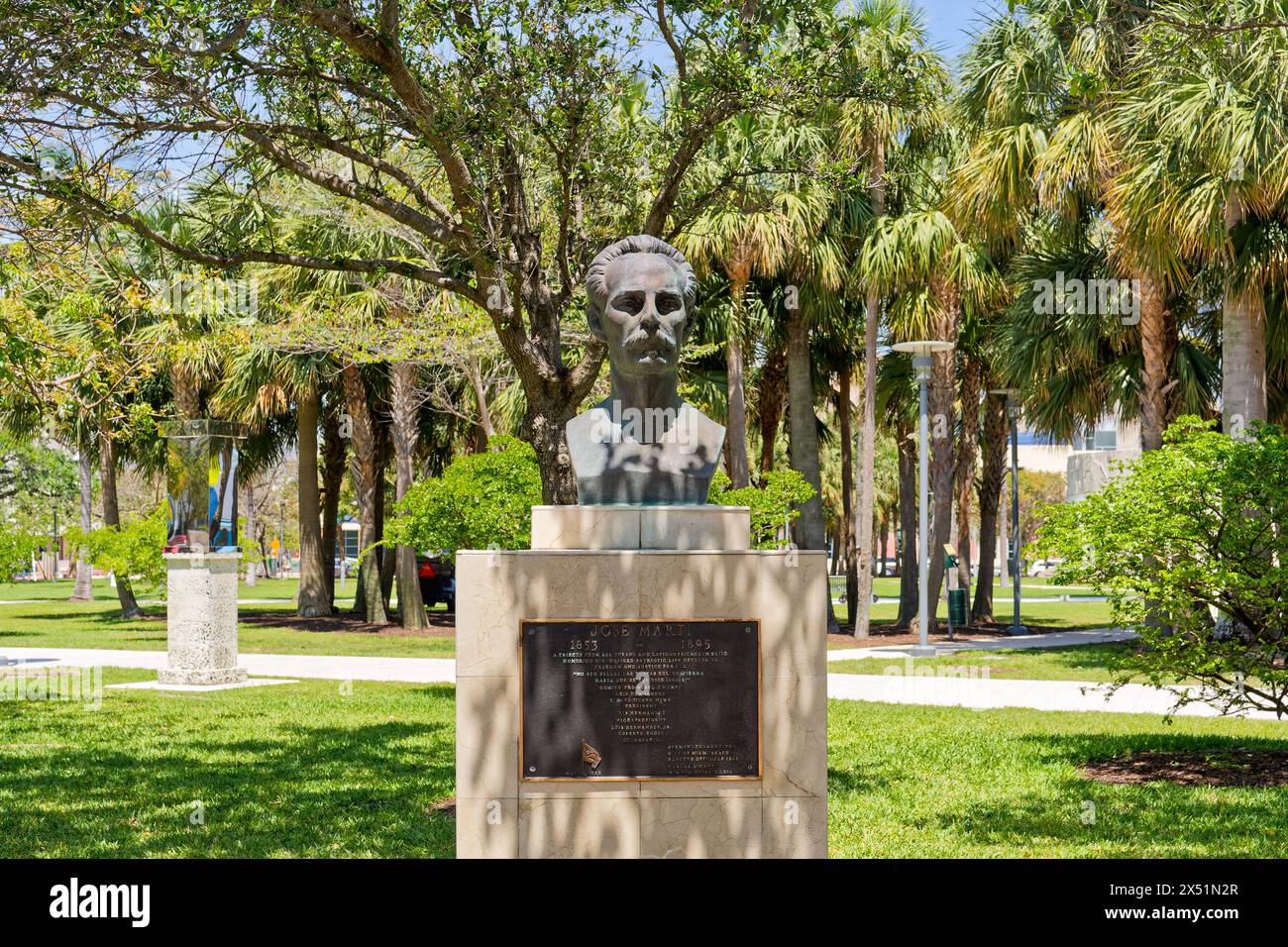 Miami, Florida - 2. April 2024: Die Büste von José Martí, einem Führer der kubanischen Unabhängigkeitsbewegung aus Spanien, befindet sich im Collins Park in der Nähe des Bass Museum Stockfoto