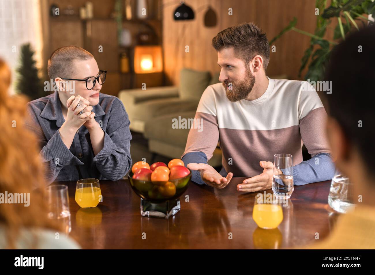 Multirassische Freunde hängen zu Hause zusammen und unterhalten sich Stockfoto