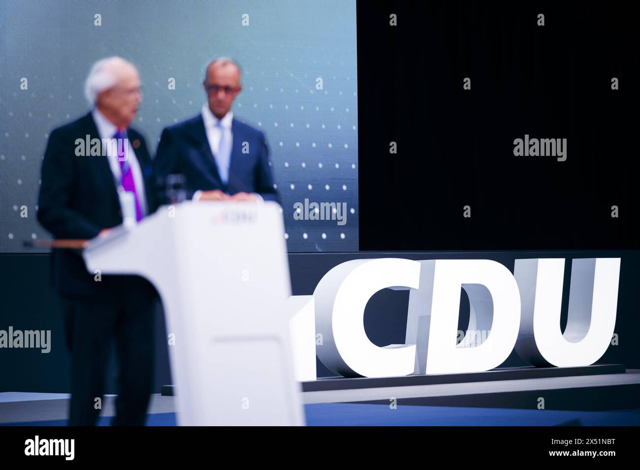 Friedrich Merz, Parteivorsitzender der CDU und Otto Wulff, scheidendes Bundesvorstandsmitglied, aufgenommen im Rahmen des Parteitages der CDU Deutschlands 2024 in Berlin, 06.05.2024. Berlin Deutschland *** Friedrich Merz, Vorsitzender der CDU und Otto Wulff, scheidendes Mitglied des Bundesvorstands, fotografiert während der Parteikonferenz der CDU Deutschland 2024 in Berlin, 06 05 2024 Berlin Copyright: xphotothek.dex Stockfoto