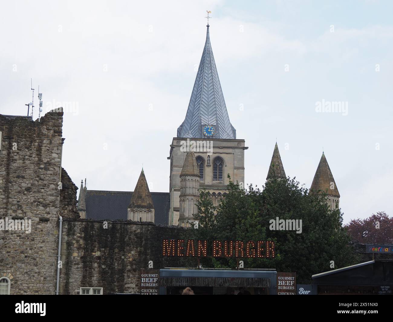 Rochester, Kent, Großbritannien. Mai 2024. Jährliches Rochester Sweeps Festival in Kent - Regen führt zu einer geringeren Besucherzahl als sonst, aber die Sonne brach in letzter Minute durch die Wolken, um 15 Uhr die Sweeps Parade durch die Hauptstraße. Quelle: James Bell/Alamy Live News Stockfoto