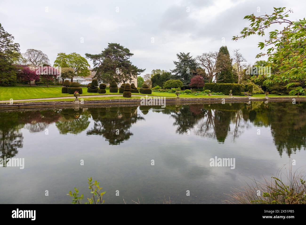 Ein malerischer Blick auf den See, Pflanzen und Gärten im Thorp Perrow Arboretum, in der Nähe von Bedale, North Yorkshire, England, Großbritannien Stockfoto