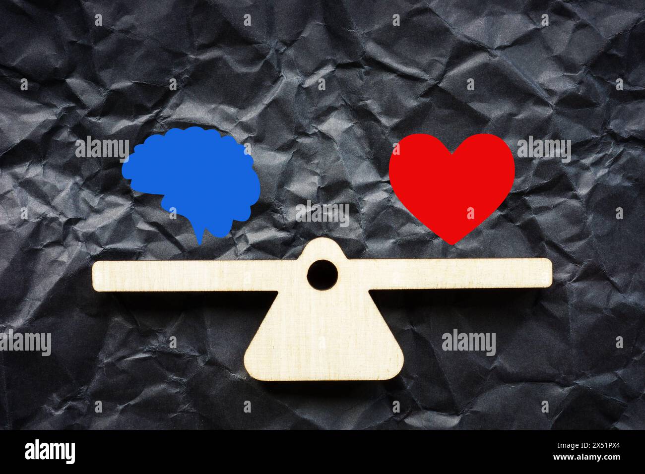 Emotionales Gleichgewicht. Skalen mit Gehirn und Herz. Stockfoto